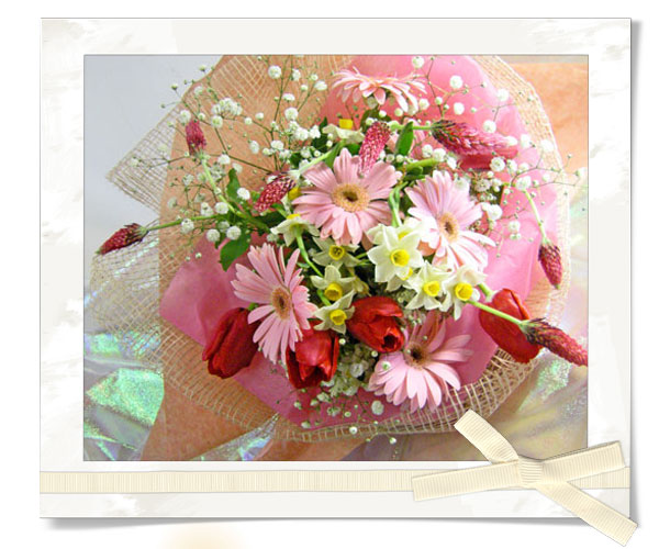 ストロベリーキャンドルと水仙の花束