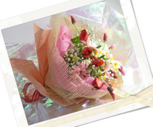 ストロベリーキャンドルと水仙の花束