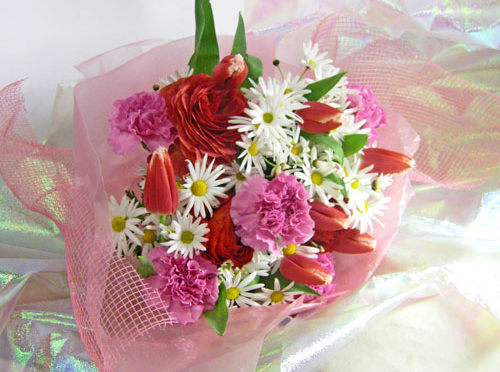 ふわふわの花びらがかわいいラナンキュラスは印象的な赤、白いマーガレットに映えて御祝いに贈る花束にぴったりです。また、ラナンキュラスは大きく開くお花で、スイーツの様な印象が女の子に好まれるお花です。チューリップ チューリップやマーガレットももかわいいお花の代表ですね。 冬から春に贈るキュートな花束。お誕生日やクリスマスなどのシーンに似合う花束です。