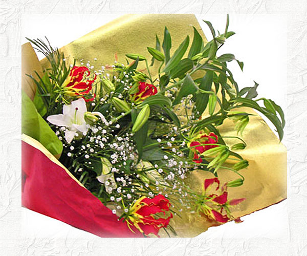 カサブランカとグロリオーサリリーの花束